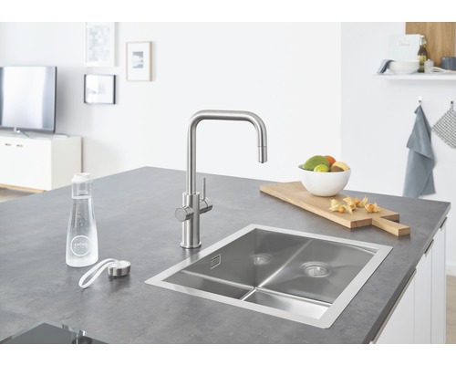 Küchenspüle aus Edelstahl mit Wasserhahn auf einer Arbeitsplatte