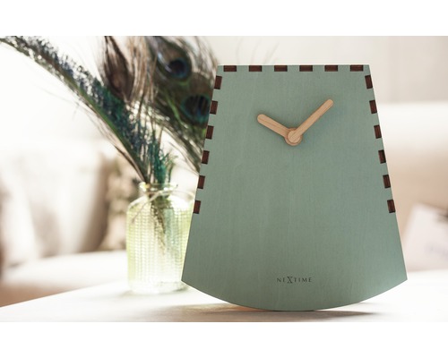 Nextime Tischuhr aus Holz mit Zeigern