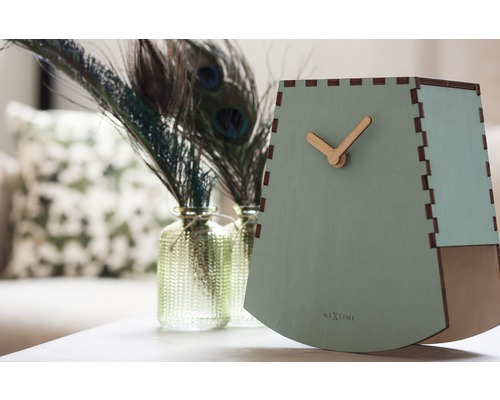 Dekorative Szene mit Nextime Tischuhr, Glasvasen und Pfauenfedern.