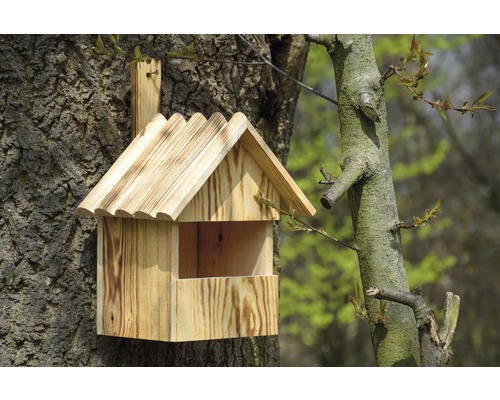 Vogelhaus aus Holz an einem Baum befestigt