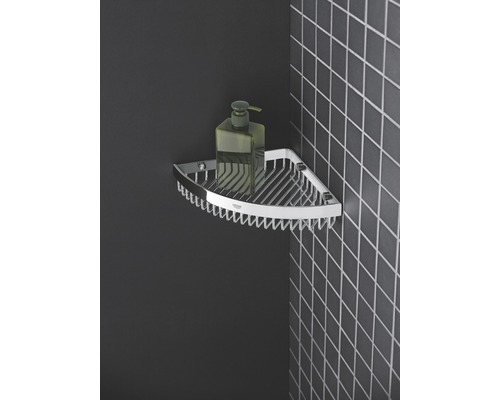 Eckregal mit Seifenspender in einem Badezimmer