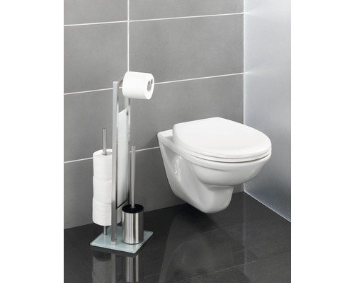 Wand-WC neben WC-Garnitur mit Toilettenpapierhalter und Bürste