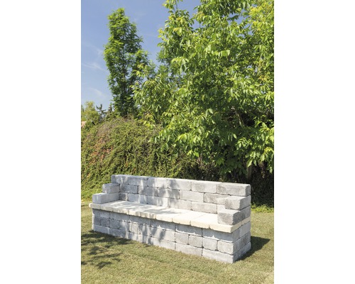 Gartenbank aus Steinblöcken unter Baum