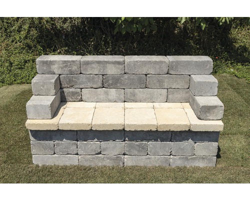 Gartenbank aus Betonsteinen im Außenbereich