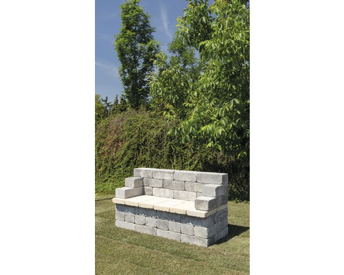 Gartenbank aus Betonsteinen im Außenbereich