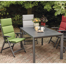 Gartenszene mit Tisch, Stühlen und Dekoration auf einer Terrasse