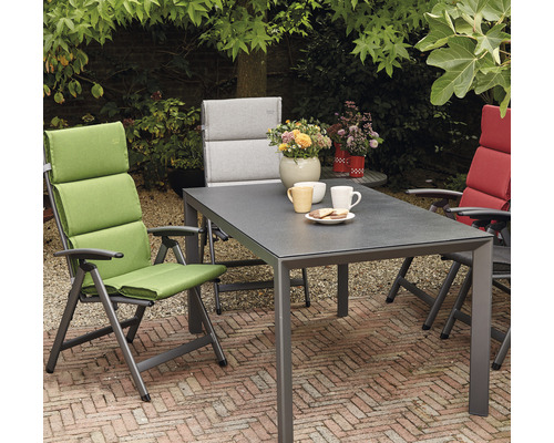 Gartenszene mit Tisch, Stühlen und Dekoration auf einer Terrasse