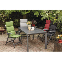 Gartenmöbelset mit Tisch und Stühlen im Außenbereich