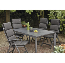 Gartensitzgruppe mit Tisch und vier Stühlen im Garten.