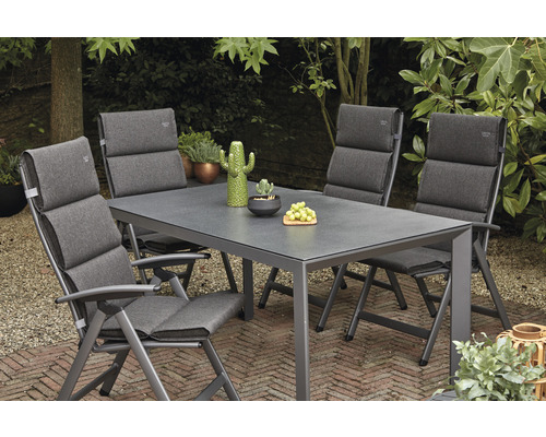 Gartensitzgruppe mit Tisch und vier Stühlen im Garten.