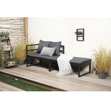 Gartenbank mit grauen Kissen und dekorativer Decke auf einer Terrasse