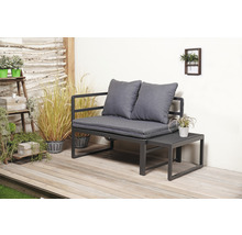 Gartensitzgruppe mit Sitzkissen und Zierkissen auf Holzterrasse