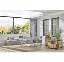 Terrasse mit Sitzbank, Tisch, Stühlen und Pflanzkästen