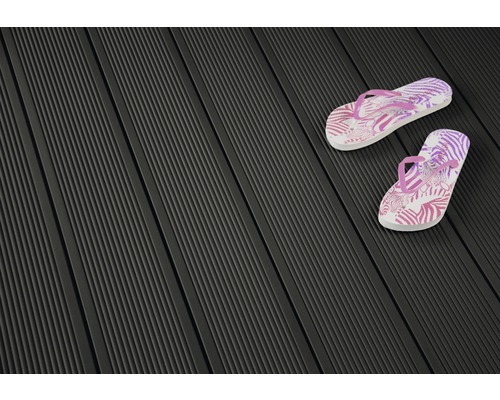 Dunkelgraue Terrassendielen mit einem Paar Zehentrennern