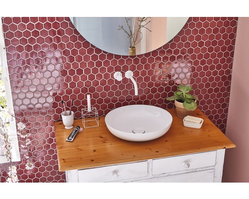 Modernes Badezimmer mit runden Spiegel, Aufsatzwaschbecken und sechseckigen Wandfliesen