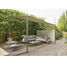 Gartenlounge-Gruppe mit Sonnenschutzdach auf Holzterrasse vor Bambushain