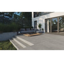Terrasse mit Steinplatten, Stufen, Lounge Möbeln und Pflanzen