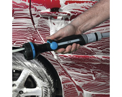 Eine Person wäscht ein Auto mit einer Mehrzweck-Spritzpistole.