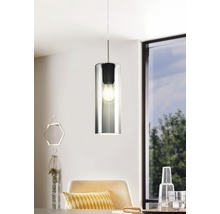 Hängelampe mit zylindrischem Glasschirm und Glühbirne im Esszimmer