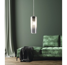 Hängelampe mit zylindrischem Glasschirm in einem Wohnzimmer
