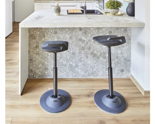 Zwei Stehhilfen vor einer Küchentheke mit Spüle