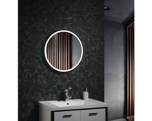 Badezimmer mit rundem Spiegel, Waschbecken und Armatur