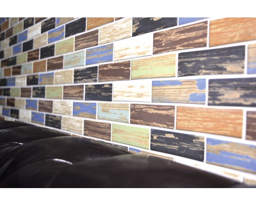 Wandgestaltung mit Mosaikfliesen in Holzoptik