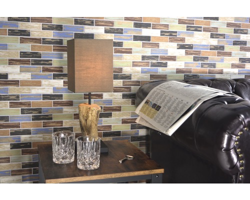 Wohnzimmer mit Wandfliesen in Holzoptik, Tischlampe und Ledersofa