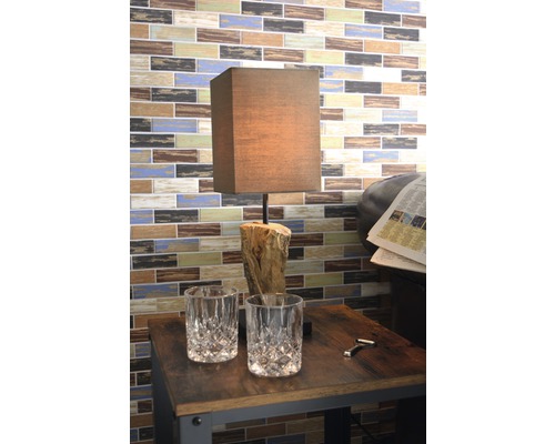 Dekorative Szene mit Tischleuchte, zwei Gläsern und einem Tisch