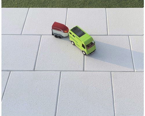 Helle Pflastersteine mit Spielzeugauto und Anhänger