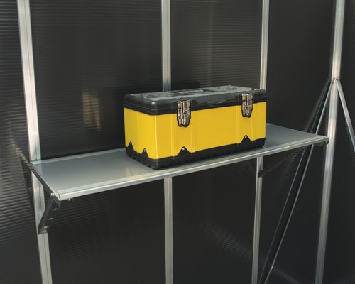 Gelber Werkzeugkasten auf einem Ablagetisch