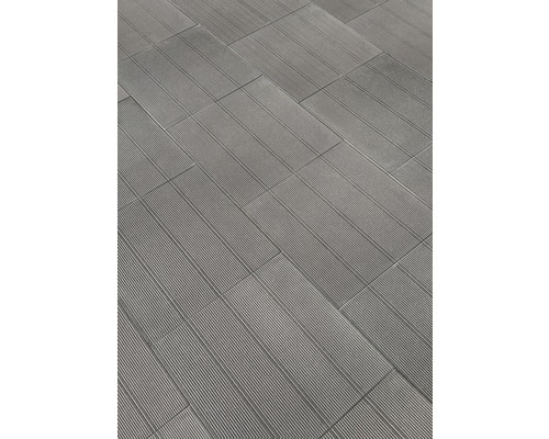 Verlegte Terrassendielen mit gerillter Oberfläche