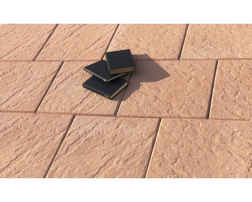 Terrassenplatten mit Bücherstapel