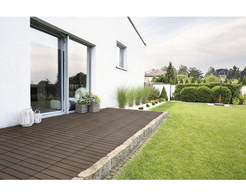 Terrasse mit Terrassenfliesen an einem Haus mit Garten.