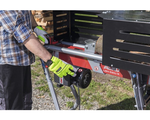 Mann bedient einen Holzspalter der Marke AL-KO Modell LSH 520/5.