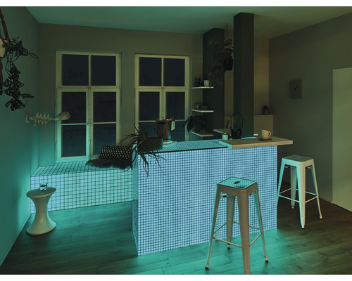 Küchenszene mit Bar, Hockern, Fenstern und Dekorationen