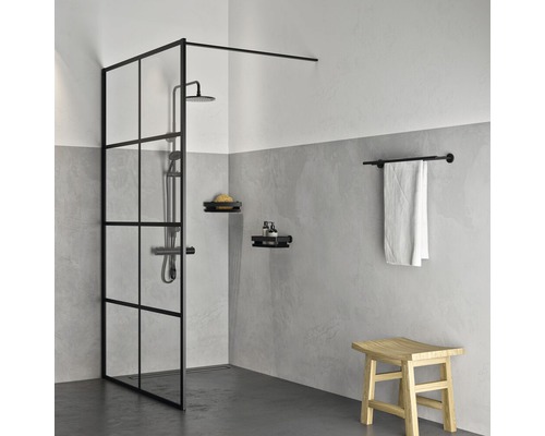 Begehbare Dusche mit Duscharmatur, Ablagen, Handtuch und Hocker in einem Badezimmer