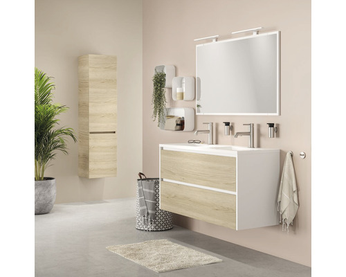 Badezimmer mit Waschtisch, Spiegelschrank, Hochschrank und Accessoires