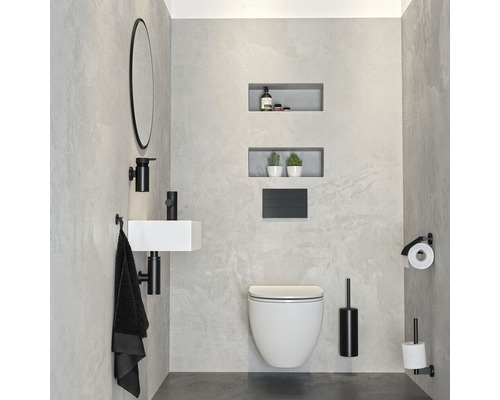 Modernes Badezimmer mit weißem Wand-WC, Waschbecken und schwarzen Accessoires.