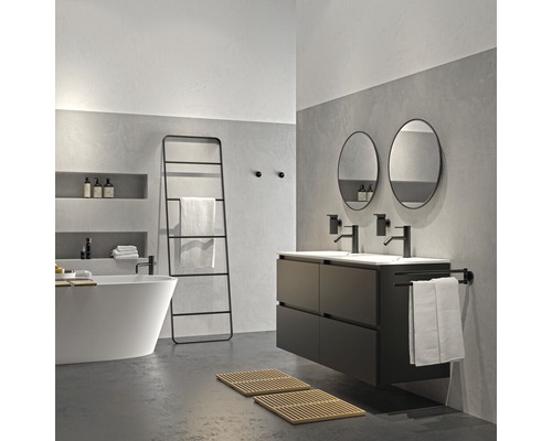 Modernes Badezimmer mit Badewanne, Waschtisch mit zwei Waschbecken, runden Spiegeln und Handtuchleiter