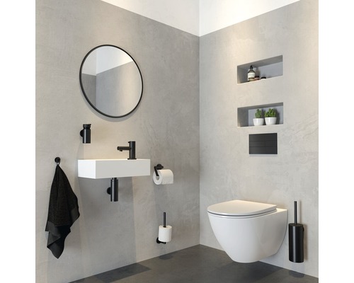 Modernes Badezimmer mit Waschbecken, Spiegel, Toilette und Zubehör.