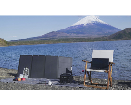 Landschaft mit tragbarem Solargenerator, Solarpanel und Berg Fuji im Hintergrund