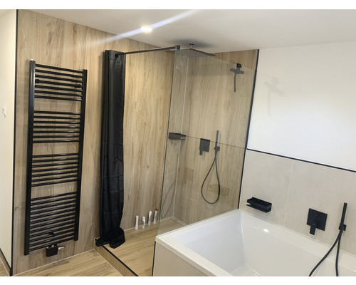 Modernes Badezimmer mit Dusche, Badewanne und Handtuchwärmer