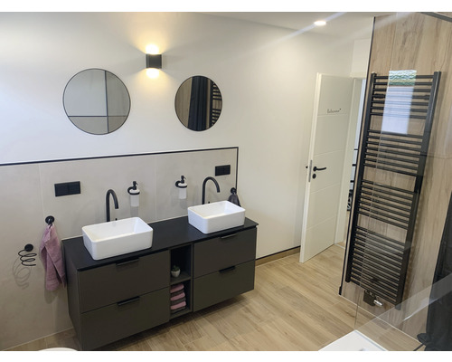 Modernes Badezimmer mit Doppelwaschbecken, Spiegeln und Handtuchwärmer