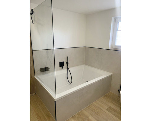 Badezimmer mit Badewanne, Duschabtrennung und Fliesen