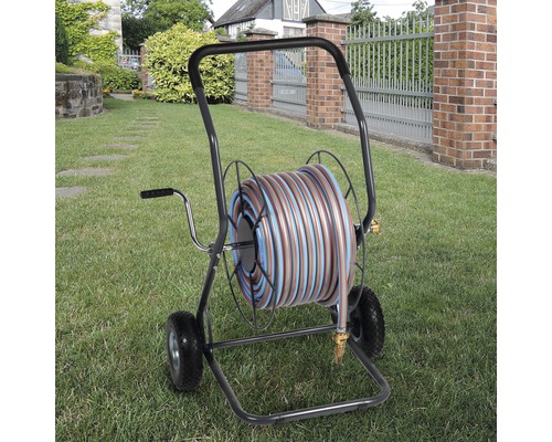 Gartenschlauchwagen mit Schlauch im Garten
