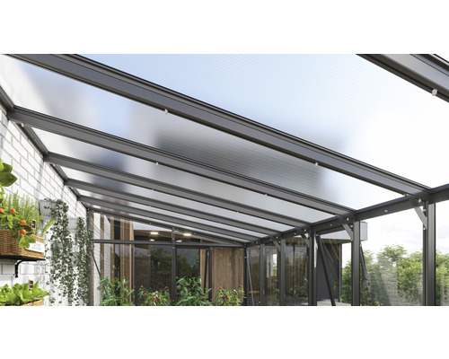 Terrassenüberdachung mit transparentem Dach und Pflanzen