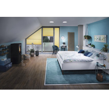Schlafzimmer mit Doppelbett, Kaminofen, Teppich und Plissee-Fenster