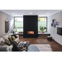 Wohnzimmer mit Kamin, Sofa, Couchtisch und Deckeneinbauleuchten