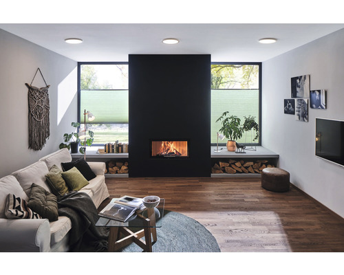 Wohnzimmer mit Kamin, Sofa, Couchtisch und Deckeneinbauleuchten
